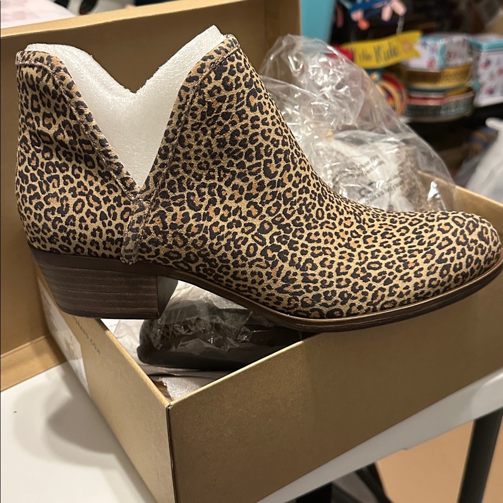 ๐ Lucky Brand Leather Leopard Booties STORE DISPLAYS! ๐ขโฅ๏ธ NeW! ๐ - Picture 6 of 8